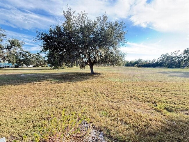 Building Photo - 2202 Clubhouse Dr