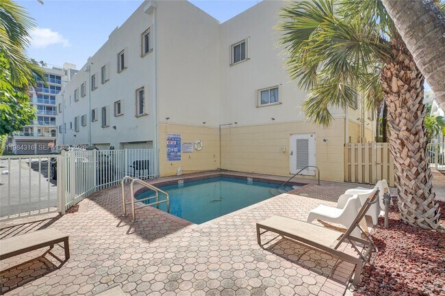 Building Photo - 10065 Bay Harbor Terrace