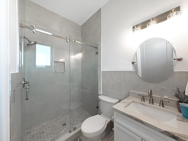 Building Photo - 882 Bay Point Dr