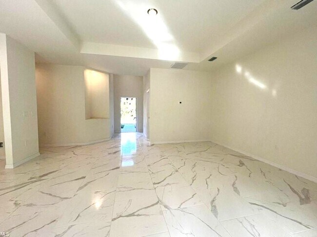 Building Photo - Large 4 bedroom, 3 bath, 2 car garage-MOVE...