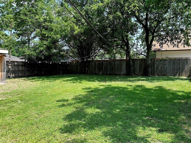 Building Photo - 2114 Hewitt Dr