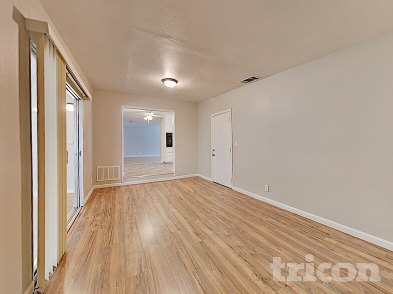 Building Photo - 402 E Pacific Ave