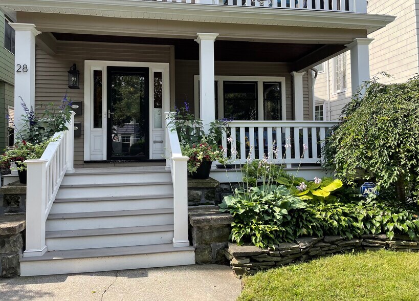 5 steps up to comfort. - 28 Saint James Pl