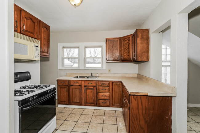 Building Photo - Cozy Charm Meets Natural Light – 2-Bed in ...