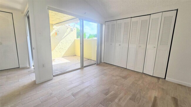 Building Photo - 8401 W Sample Rd