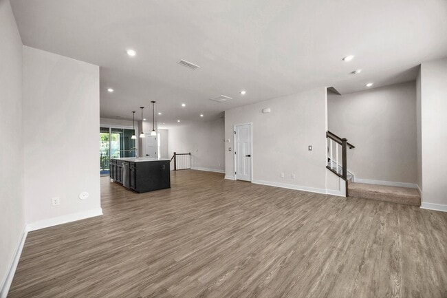 Building Photo - Gorgeous 4 bed 3.5 bath in Trinity Townes ...