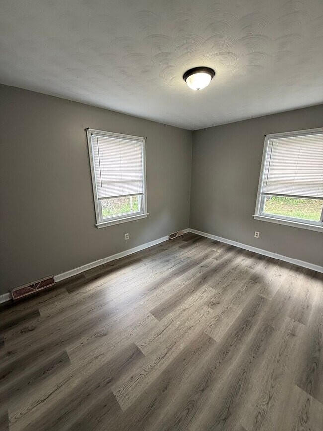 Building Photo - 2 Bed / 1 Bath