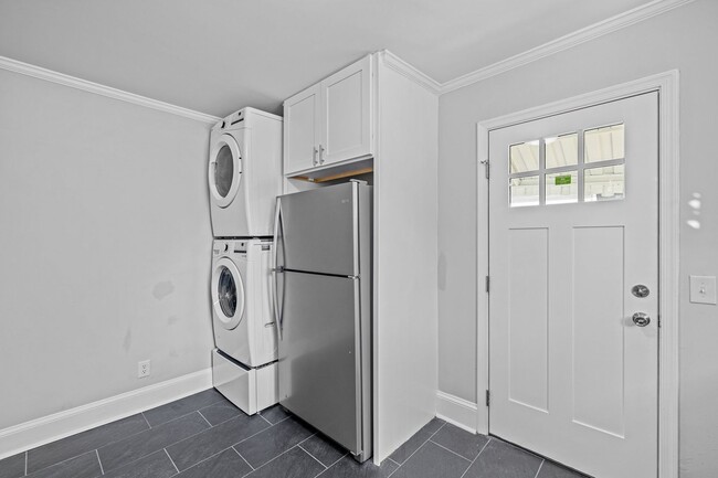 Building Photo - Available Early August! - Charming 2-Bedro...