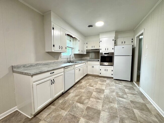 Building Photo - 868 Watts Dr