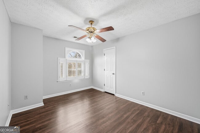 Building Photo - 4229 N Mountain Rd NE