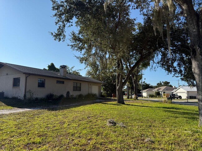 Building Photo - 2/2 Single Family Available Now!