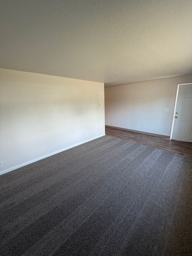 Building Photo - Charming 2 Bedroom Duplex With Fenced Yard In Quiet Neighborhood!