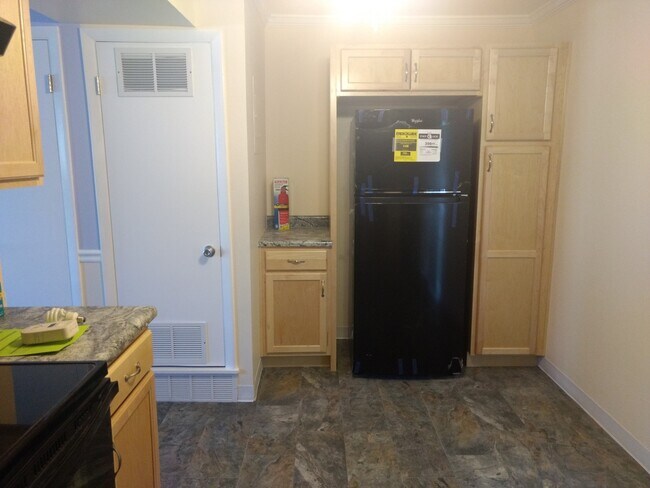 Building Photo - Updated 2 Bed 1 Bath Townhouse close to downtown Louisville