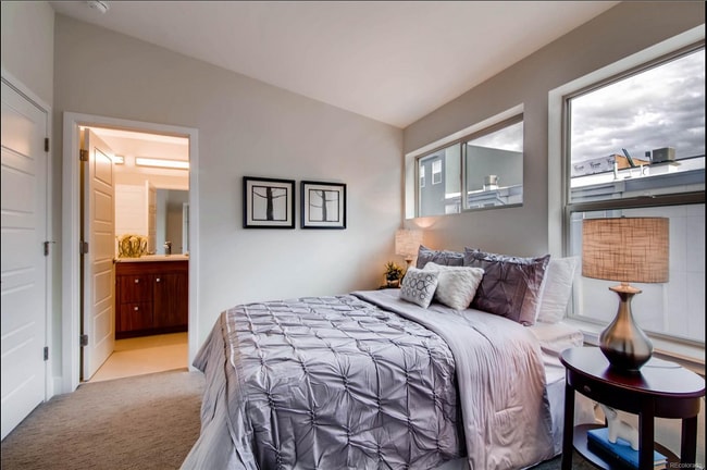 Building Photo - Skyland Townhome just outside of Downtown!...