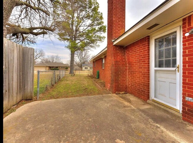 Building Photo - 721 Claremont Dr
