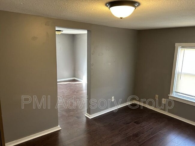 Building Photo - 323 1/2 SW Lindenwood Ave