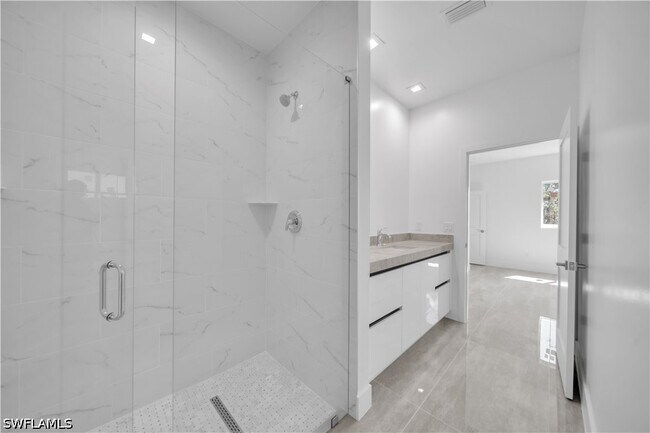 Building Photo - 1142 Dutchess St E