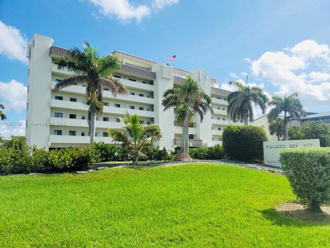 Primary Photo - 1500 Park Beach Cir