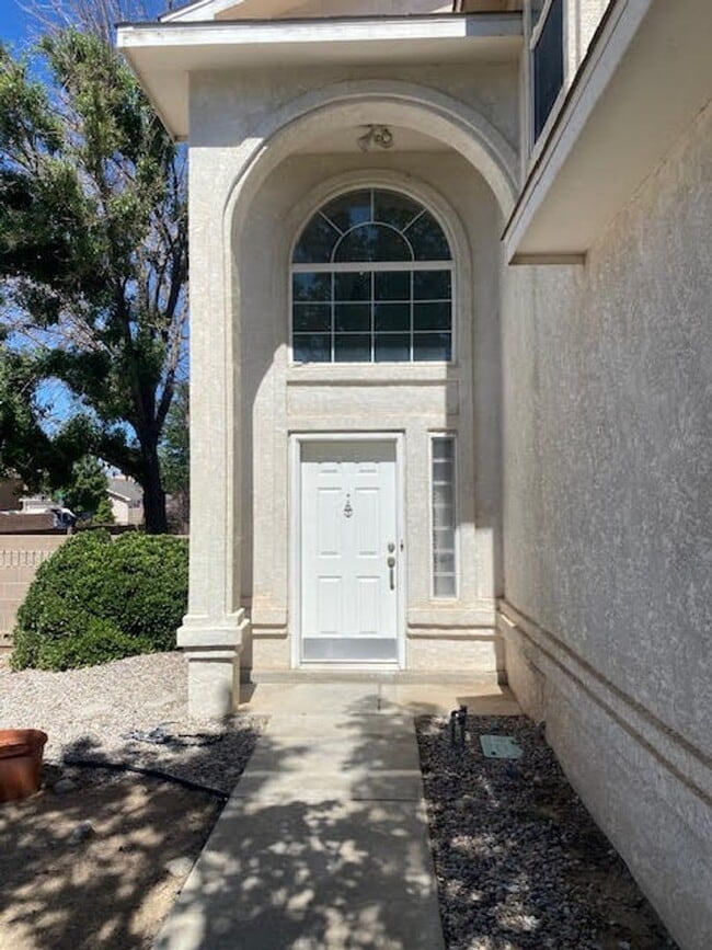 Building Photo - Spacious Two Story Home in the NE Heights ...