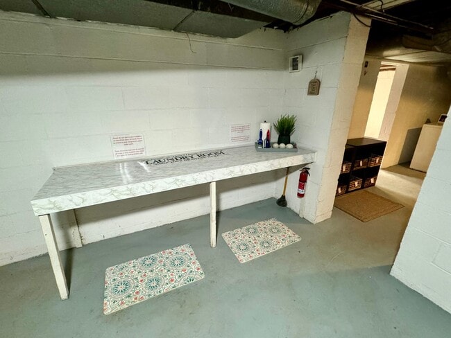 Building Photo - 1 Bedroom - Grandview Area