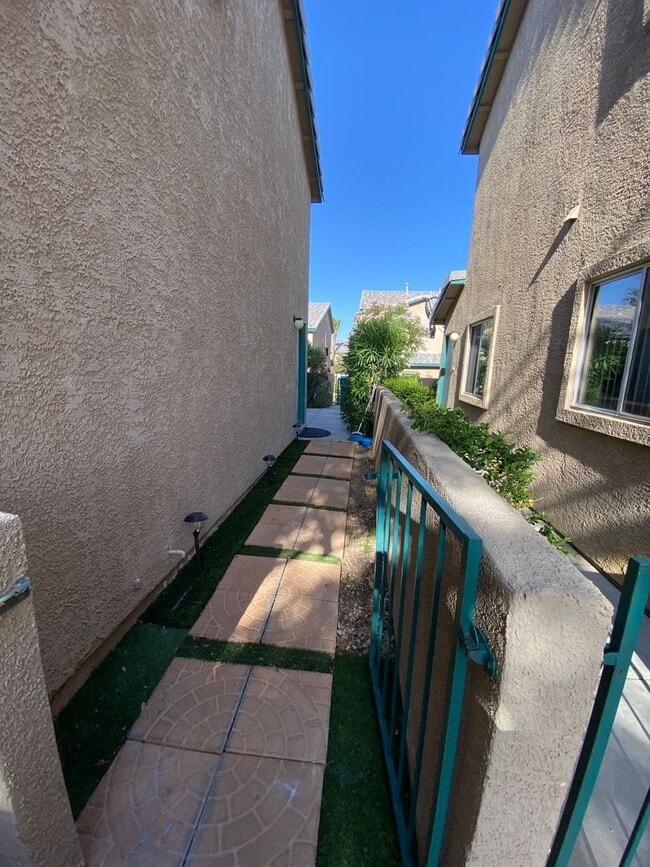 Building Photo - AMERICANA Property Mgmt - Gated 2beds -2baths Townhouse in Spring Valley