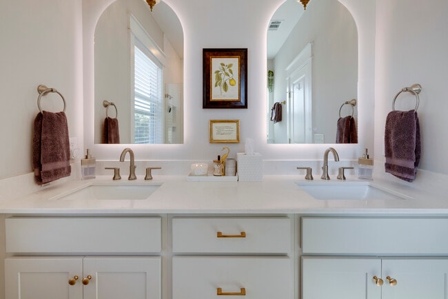 Building Photo - 615 E 33rd St