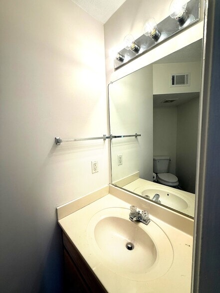 Building Photo - 2128 Candlebrook Ct