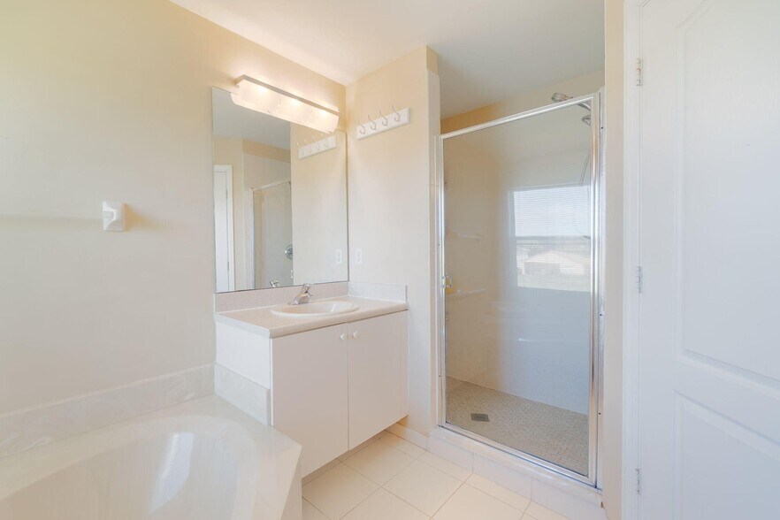 Building Photo - 213 River Bluff Ln