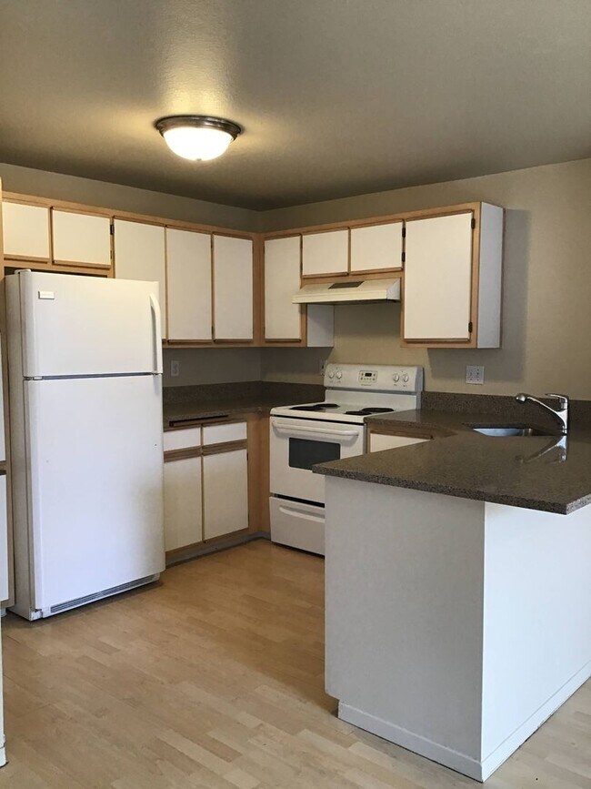 Building Photo - Stylish Modern 3 Bed, 2.5 Bath Townhouse i...