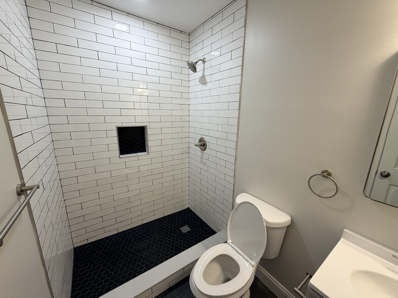 En Suite Bath to Primary Bedroom - 3 E Overlea Ave