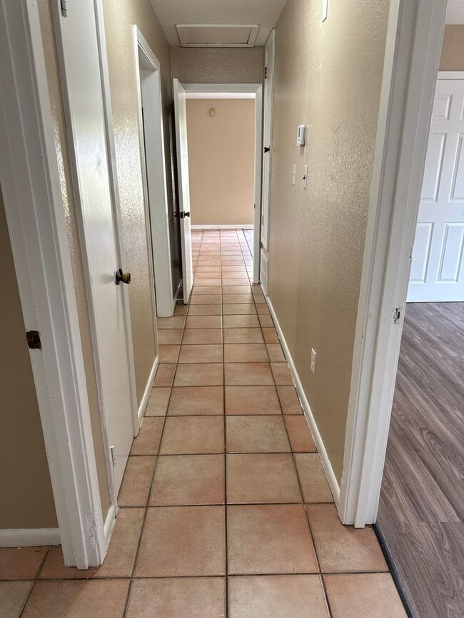 Building Photo - Country and City Side Home