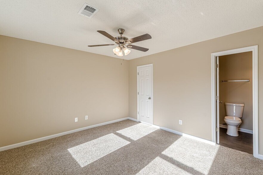 Building Photo - 9018 Stoneleigh Trce