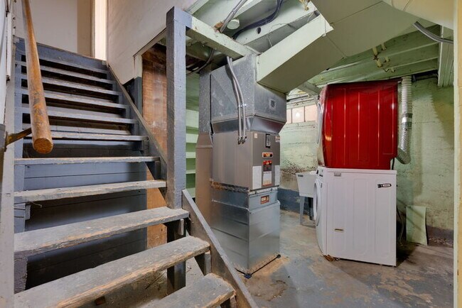 Building Photo - 1137 SE Uglow Ave