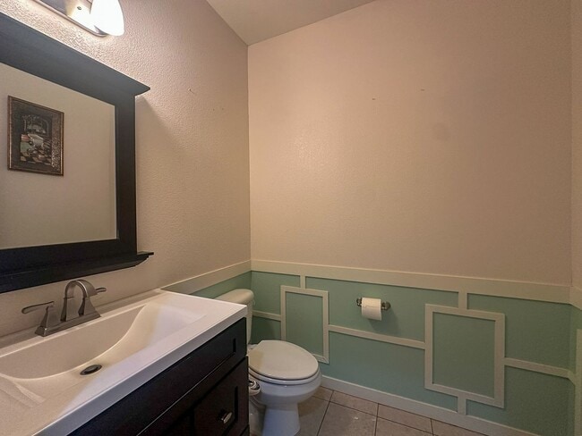 Building Photo - This 4bd home is waiting for you!