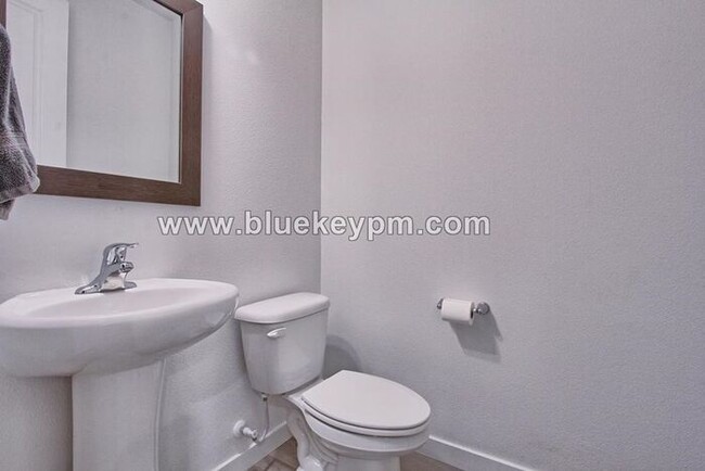 Building Photo - 3 Bed, 2.5 Bath Townhome in Near WSU and L...