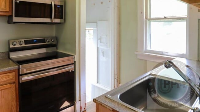 Building Photo - $500 Off Deposit!! Comfortable 1 Bedroom/1...