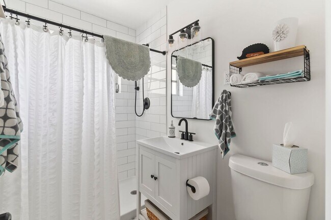 Building Photo - Furnished * AVAIL Now Through 11/1 * $1,69...