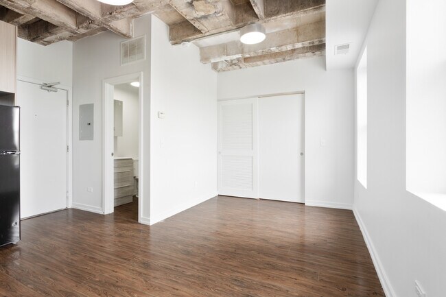 Building Photo - 1325 W Wilson Ave