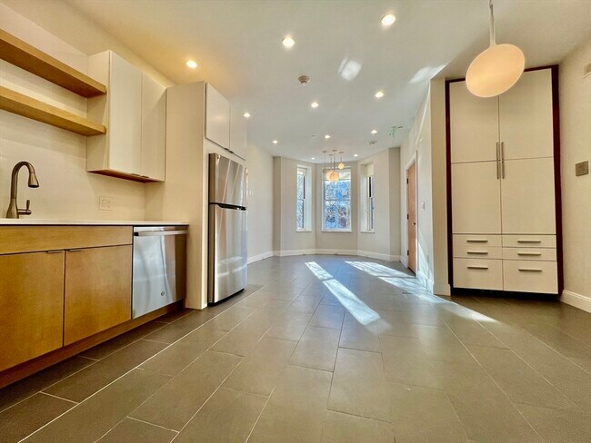 Building Photo - 1607 Tremont St