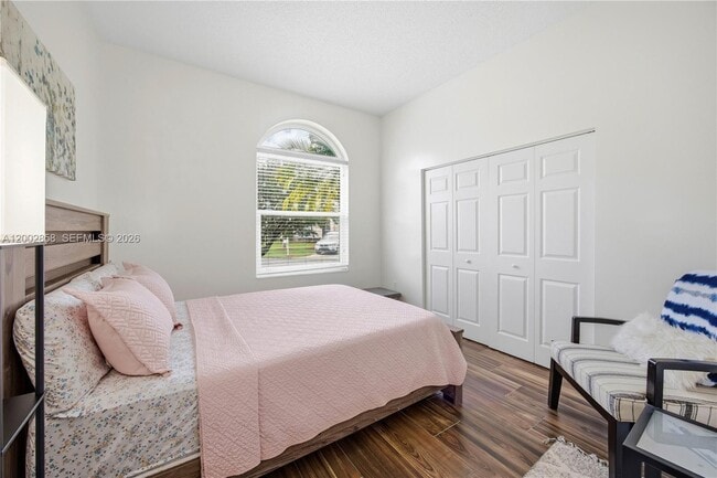 Building Photo - 2615 SE 5th Ct