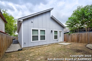 Building Photo - 1303 Lombrano St