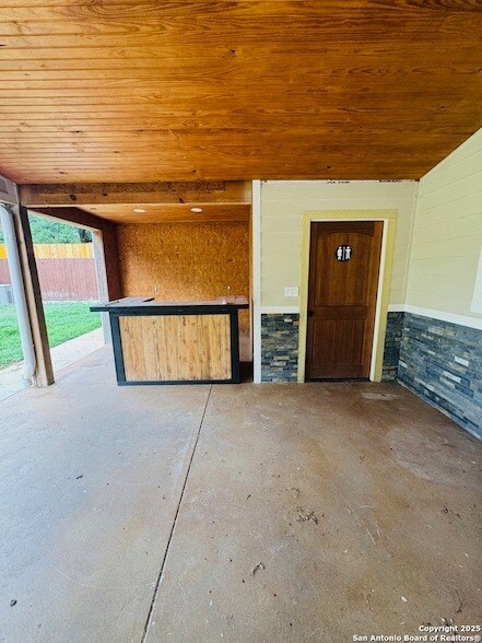 Building Photo - 335 Pinewood Ln