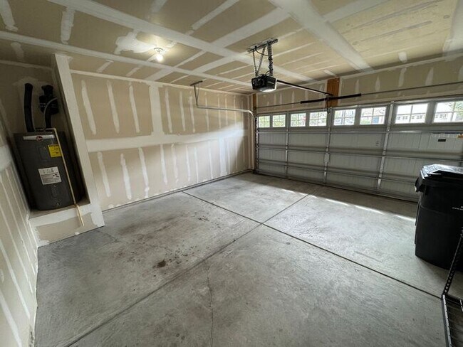 Building Photo - Like new 3 Bedroom townhouse with 2 car ga...