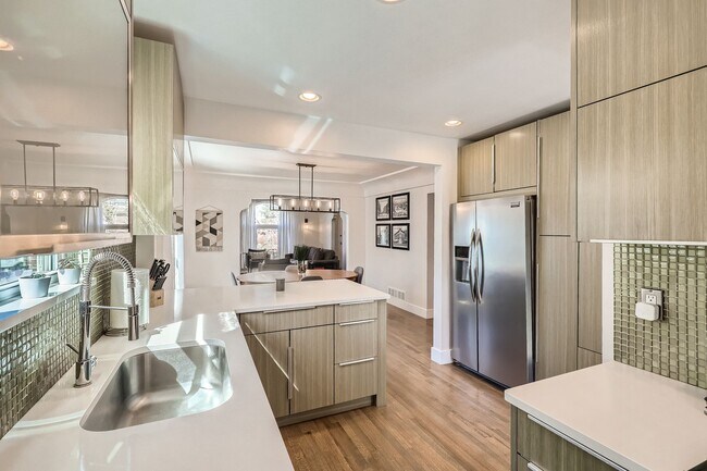 Building Photo - Available NOW! Fully Furnished 4 Bedroom 2 Bath Beautiful Home in Denver!