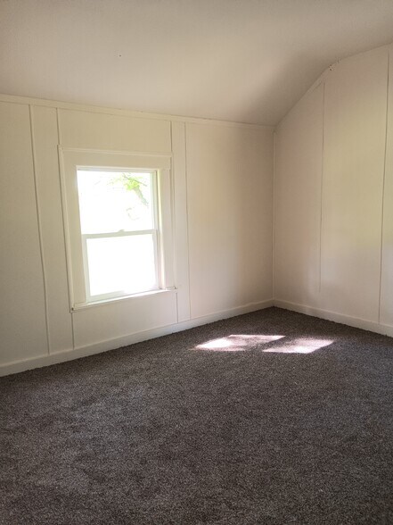 Large master bedroom - 2313 Kane Rd