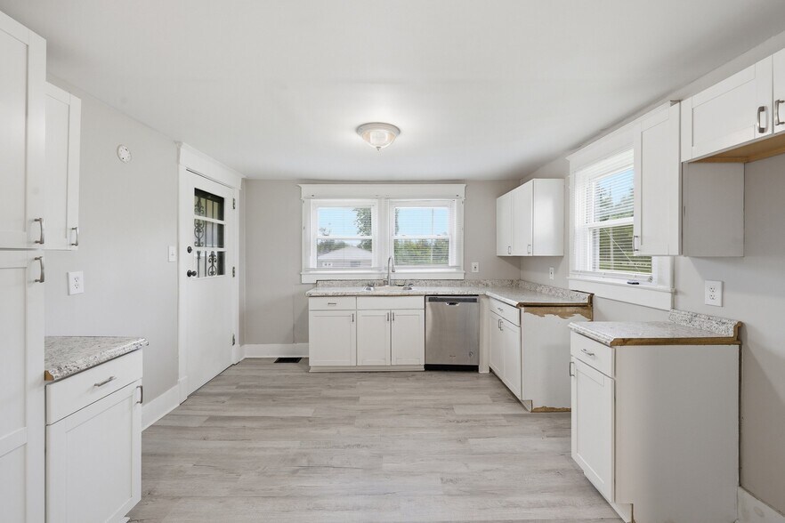 Building Photo - 3204 S Crums Ln