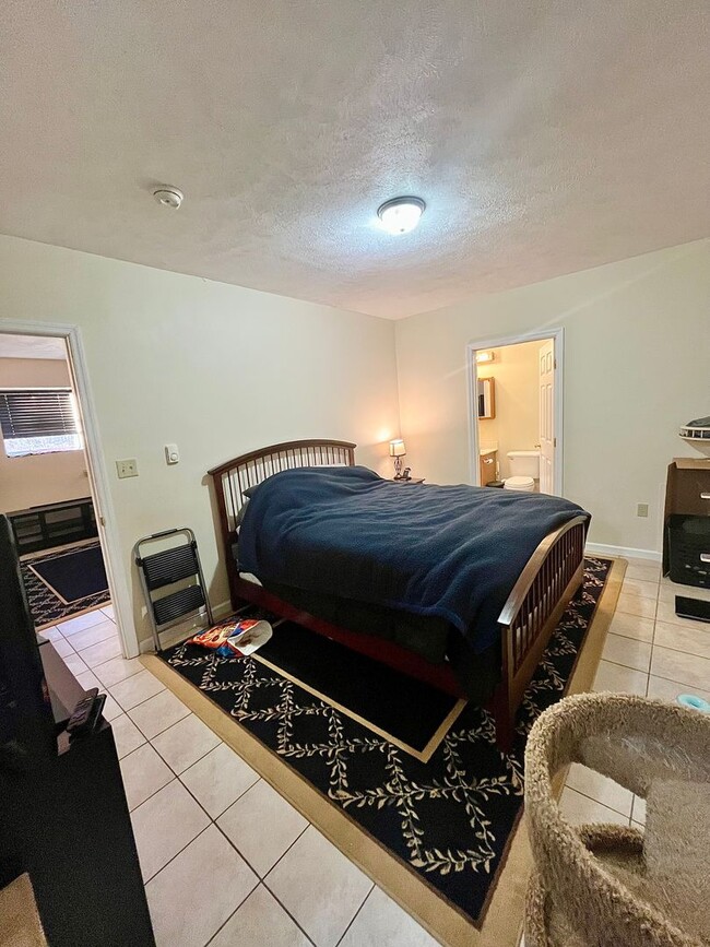 Building Photo - 626-628 Valentine St