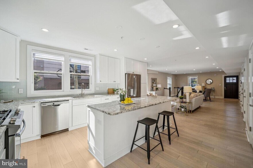 Building Photo - 901 Lawrence St NE