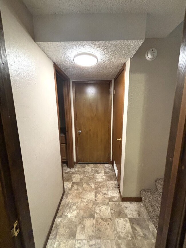 Building Photo - 3 Bed/ 1.5 bath Duplex for rent in desirable Waterloo location!
