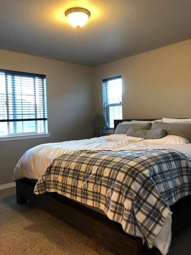 Building Photo - 3bd, 2.5ba 2car West Side Beauty, Built in...